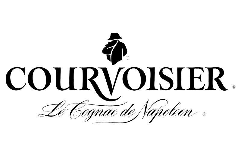 Logo del cognac Courvoisier con testo e silhouette di una figura con un cappello. Sotto, la scritta 