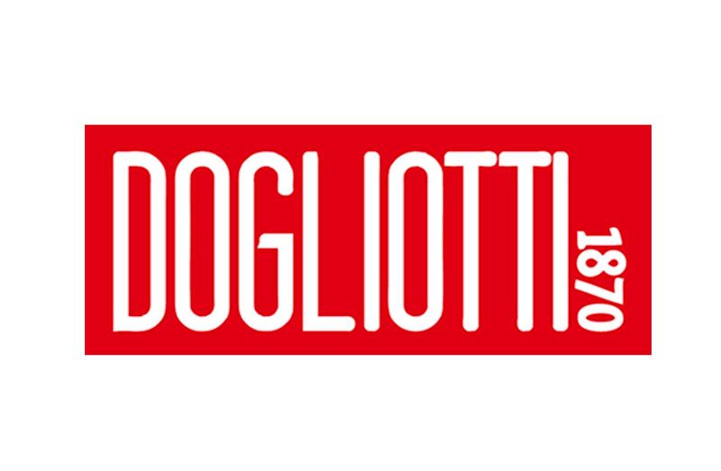 Logo Dogliotti in testo bianco su rettangolo rosso, con