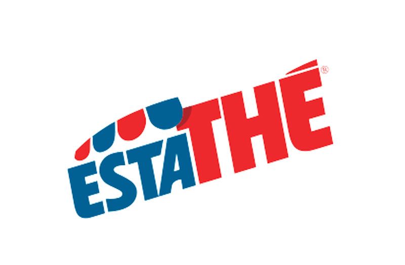 Logo per ESTATHE, testo blu e rosso con un disegno stilizzato del tetto.