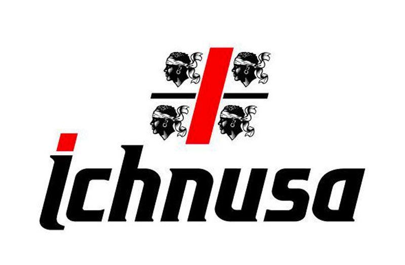 Logo della birra Ichnusa con una striscia verticale rossa che attraversa il simbolo della bandiera sarda e scritte nere.