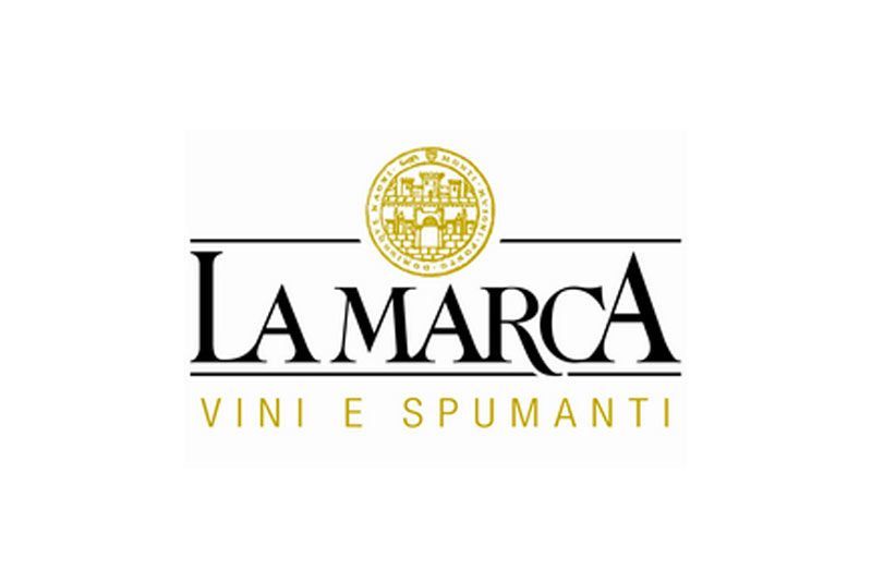 Logo del vino La Marca: testo nero su sfondo bianco con lo stemma di un edificio.
