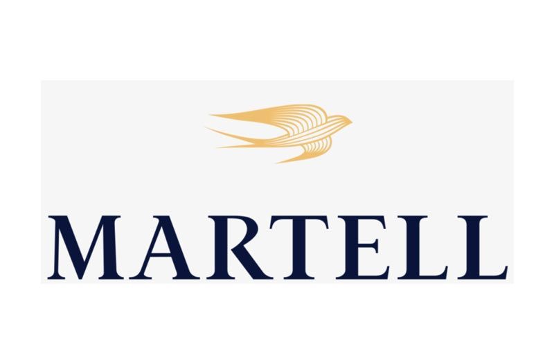 Logo Martell: rondine dorata sopra il testo blu navy.