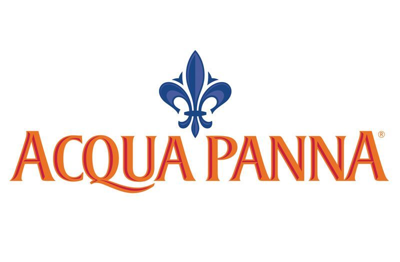 Logo Acqua Panna: testo arancione con un giglio blu su sfondo bianco.