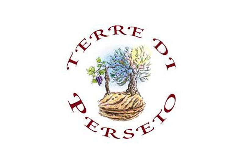 Logo del vino Terre di Pèrseto. Testo marrone attorno a un acquerello raffigurante una vite e un ulivo.