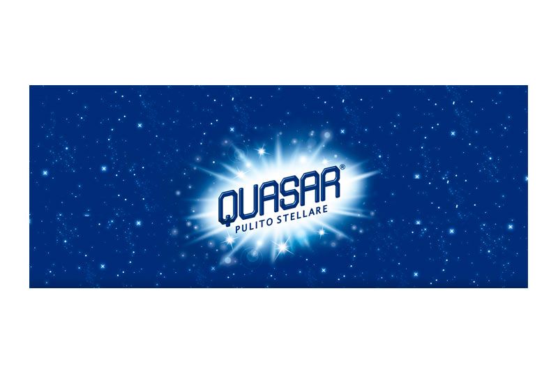 Logo per Quasar, con la parola QUASAR in testo blu, all'interno di un'esplosione bianca, su uno sfondo stellato blu scuro.