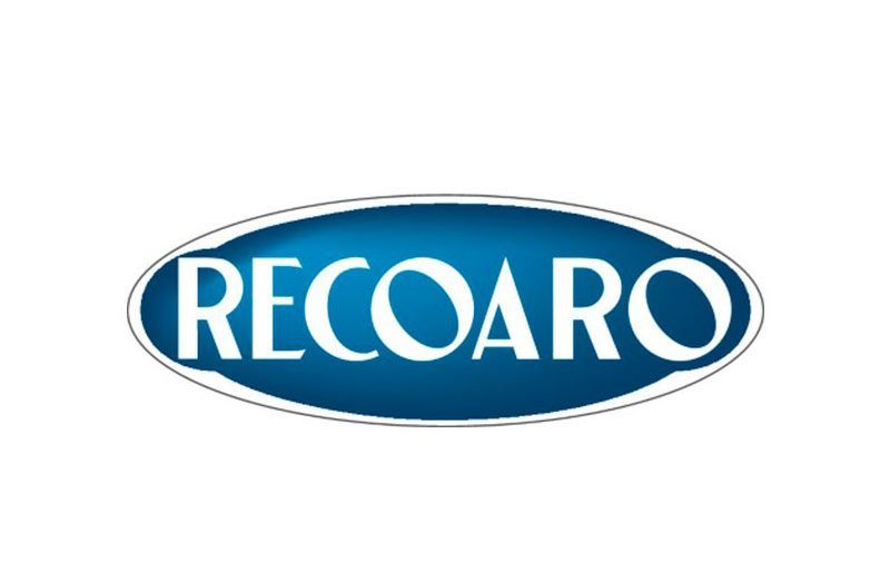 Logo RECOARO all'interno di un ovale blu, testo bianco su sfondo blu sfumato.