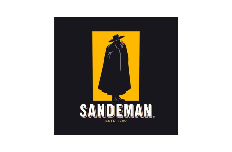 Logo Sandeman: silhouette di una figura con mantello e cappello su uno sfondo giallo rettangolare, su un quadrato nero. Il testo recita