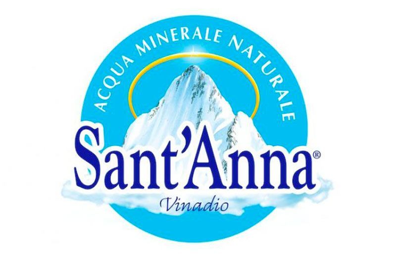 Logo dell'acqua Sant'Anna, raffigurante una cima di montagna sopra il nome del marchio, in blu e bianco su sfondo turchese.