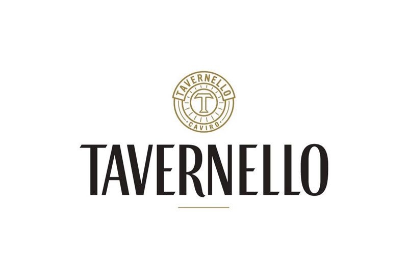 Logo Tavernello con emblema circolare sopra il nome del marchio scritto in nero.