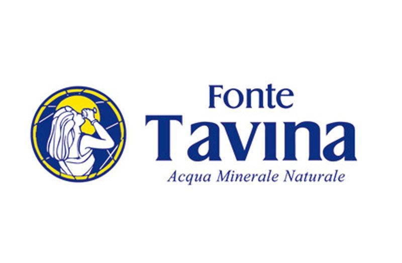 Logo dell'acqua minerale Fonte Tavina; testo blu, donna che beve da un cerchio, accenti gialli.