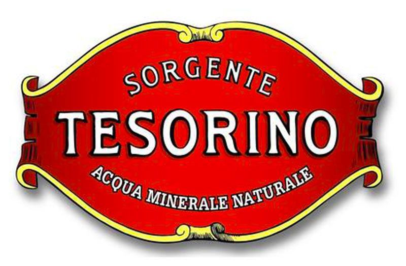 Logo dell'acqua minerale Sorgente Tesorino in una cornice decorata rossa e oro.