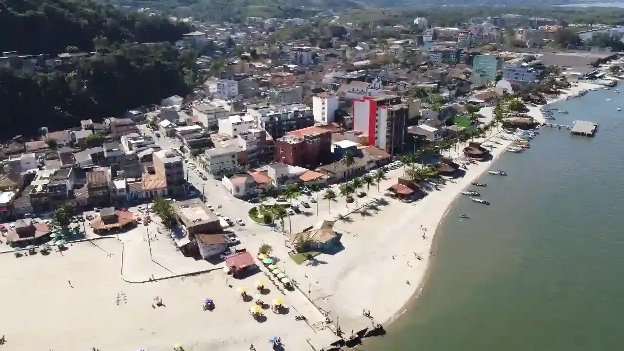 Uma vista aérea de uma praia com uma cidade ao fundo.-pousada-itacuruca-inn