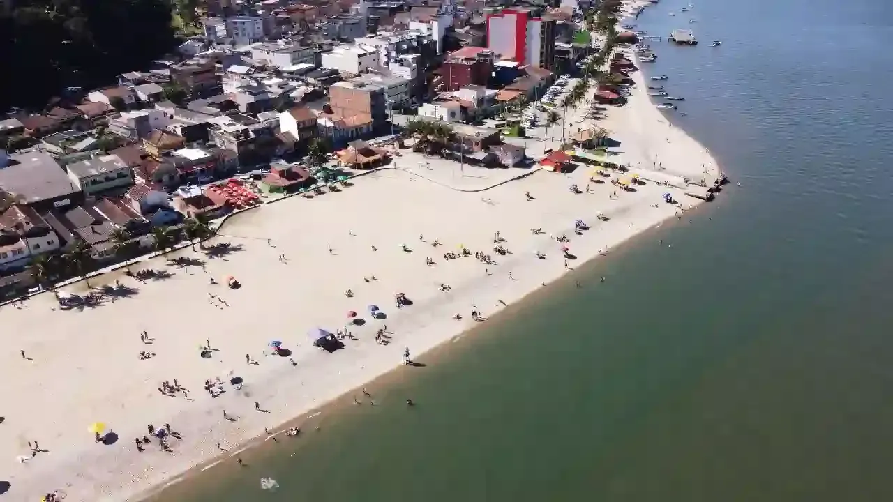 Uma vista aérea de uma praia com muitas pessoas-pousada-itacuruca-inn