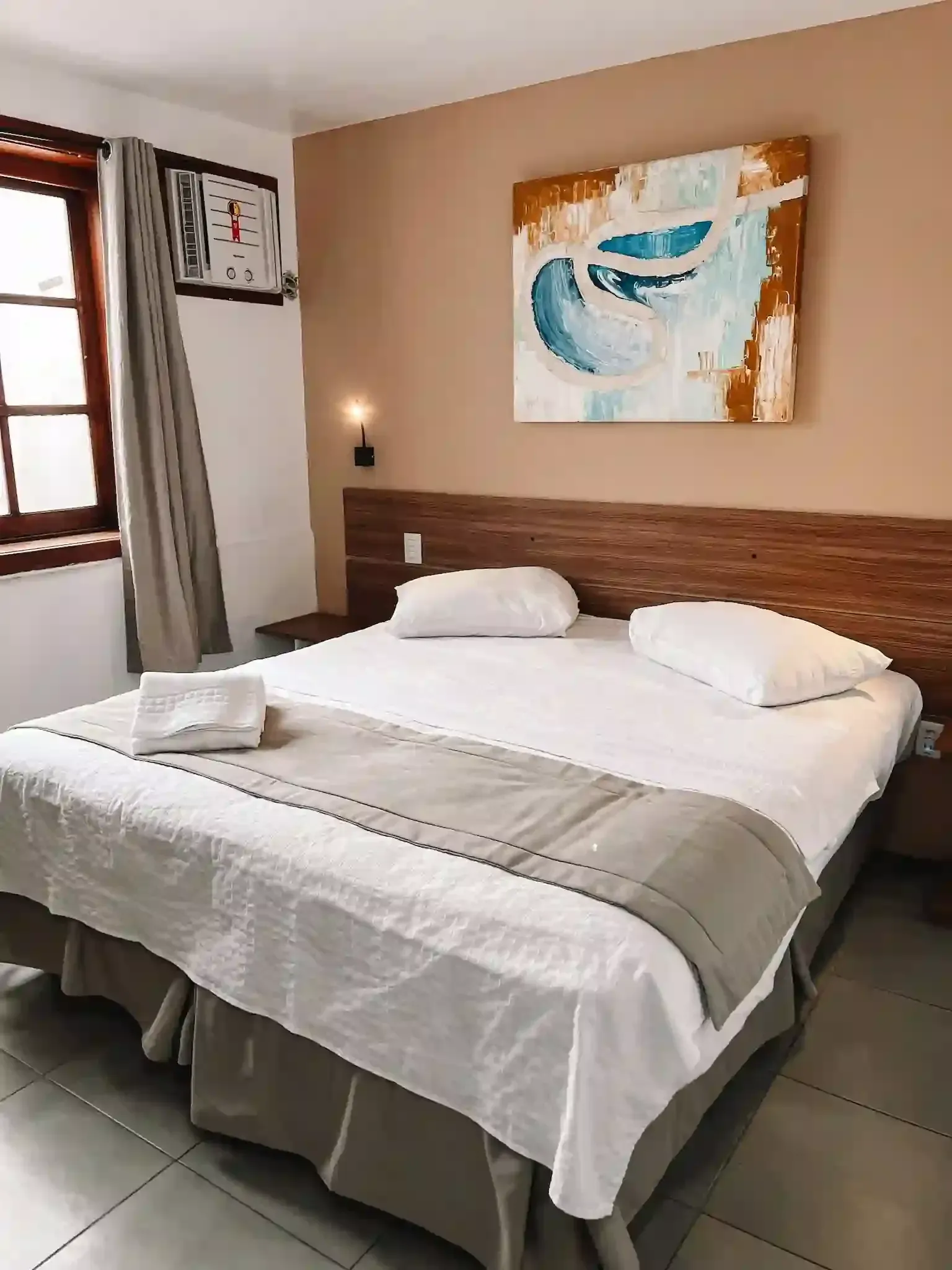 Um quarto de hotel com três camas e uma janela.-pousada-itacuruca-inn