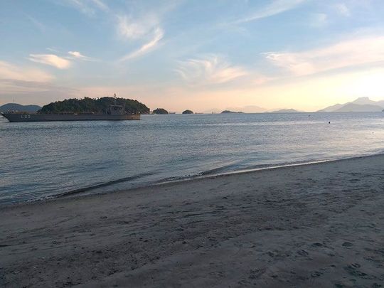 Uma praia com um grande corpo de água ao fundo-pousada-itacuruca-inn