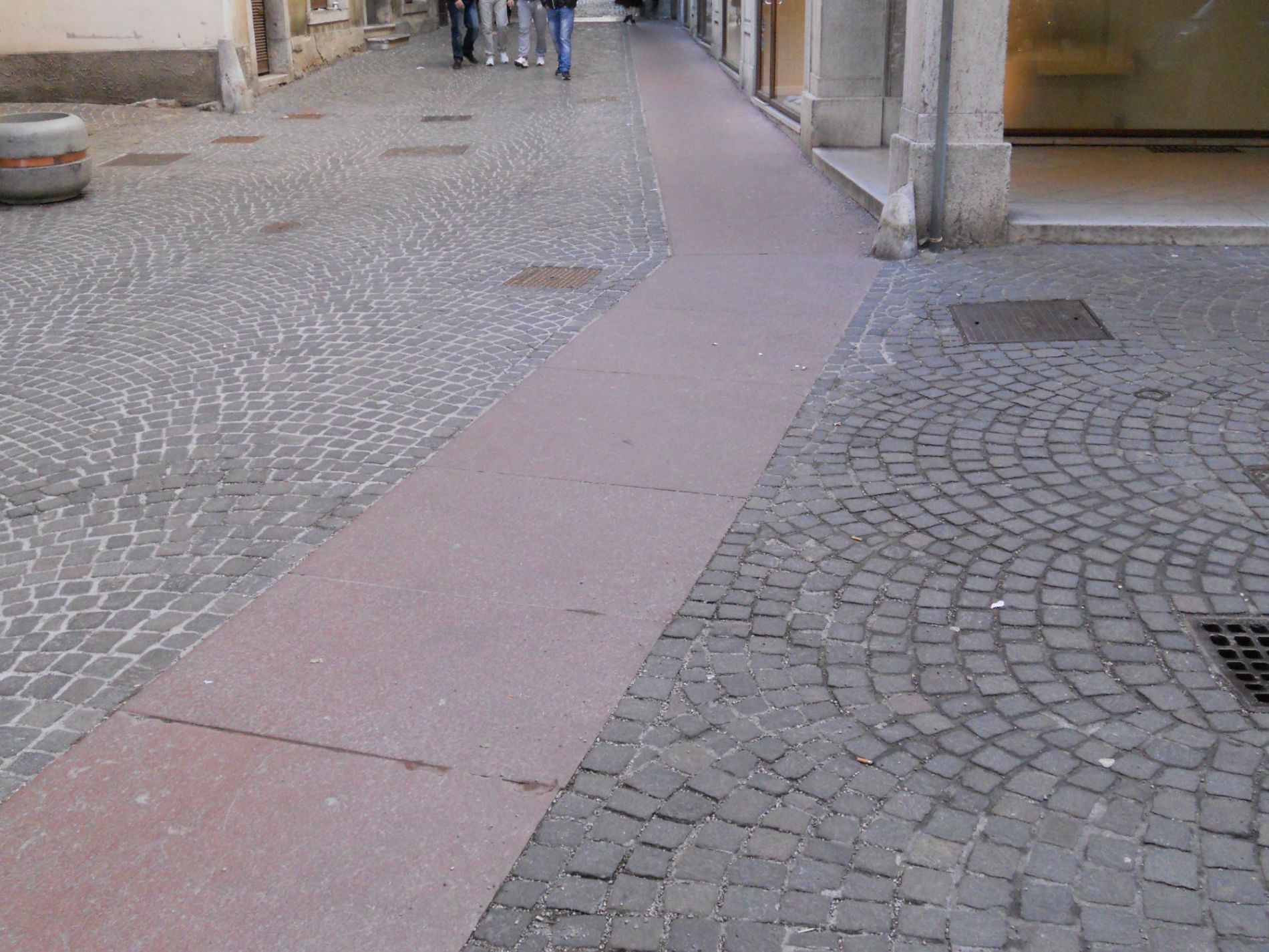 Pavimentazione centro storico in pietra Rosso Secca