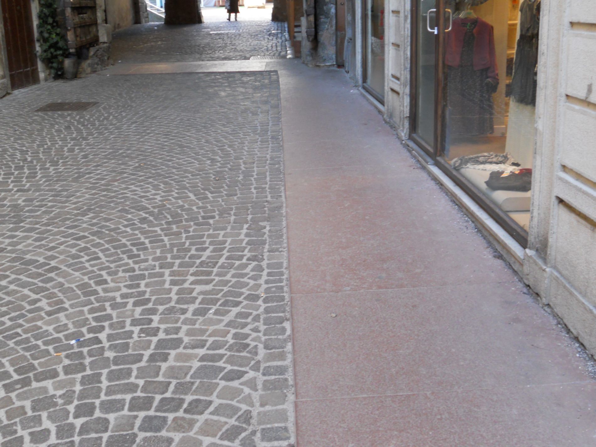 Area pedonale centro storico in pietra Rosso Secca