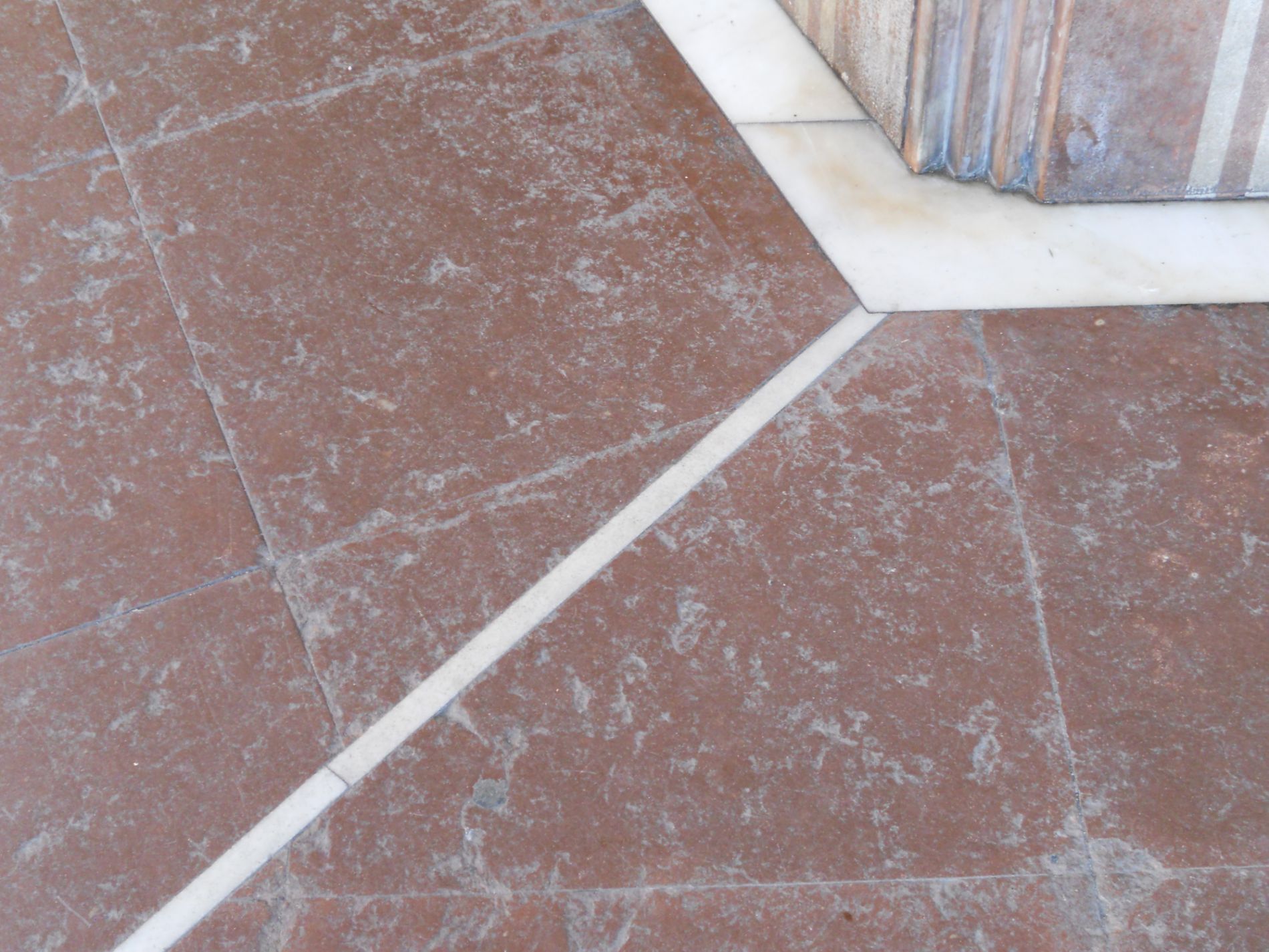 Marciapiede in pietra Rosso Secca