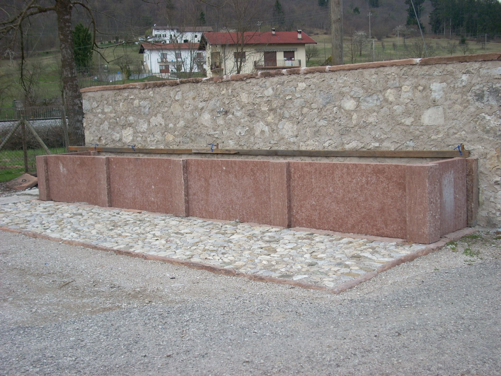 Opera muraria in pietra Rosso Secca