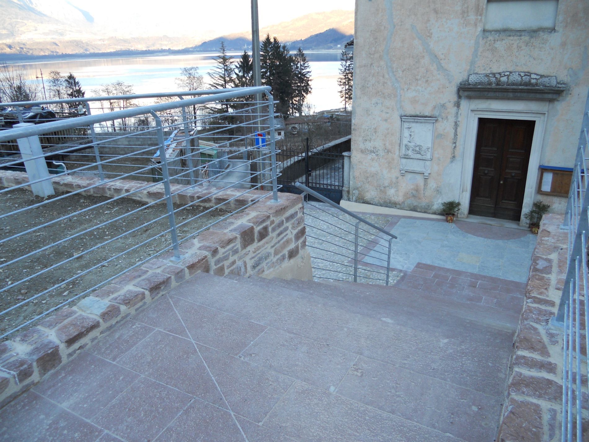 Realizzazione di scale e muretti con pietra Rosso Secca