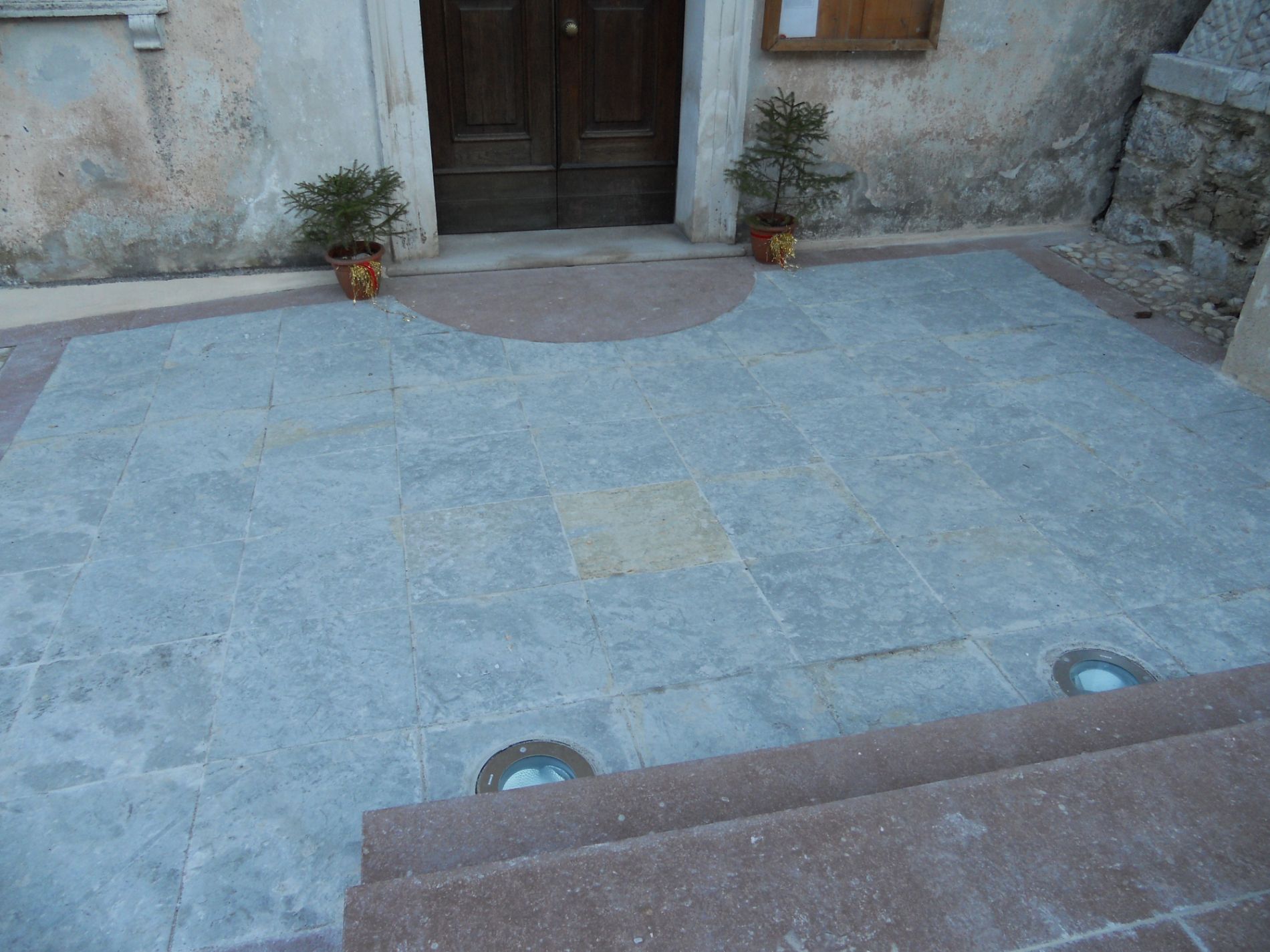 Rifacimento area esterna con pietre naturali e pietra Rosso Secca