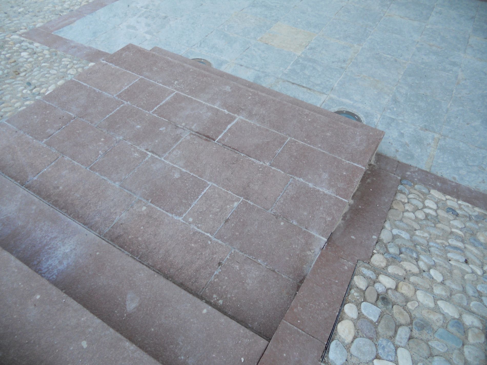 Realizzazione di scale in pietra Rosso Secca e pietra naturale