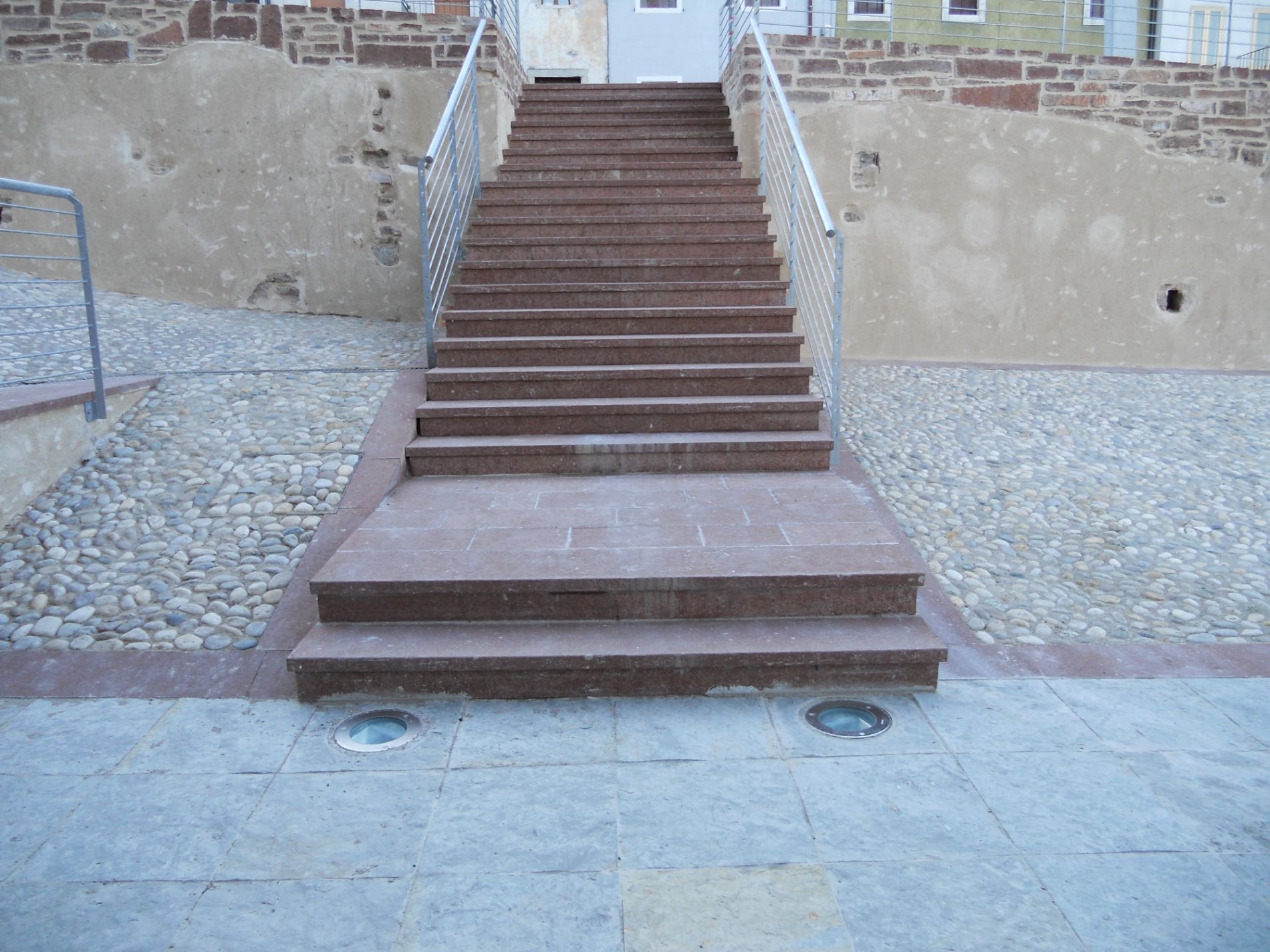 Scalinata esterna in pietra Rosso Secca