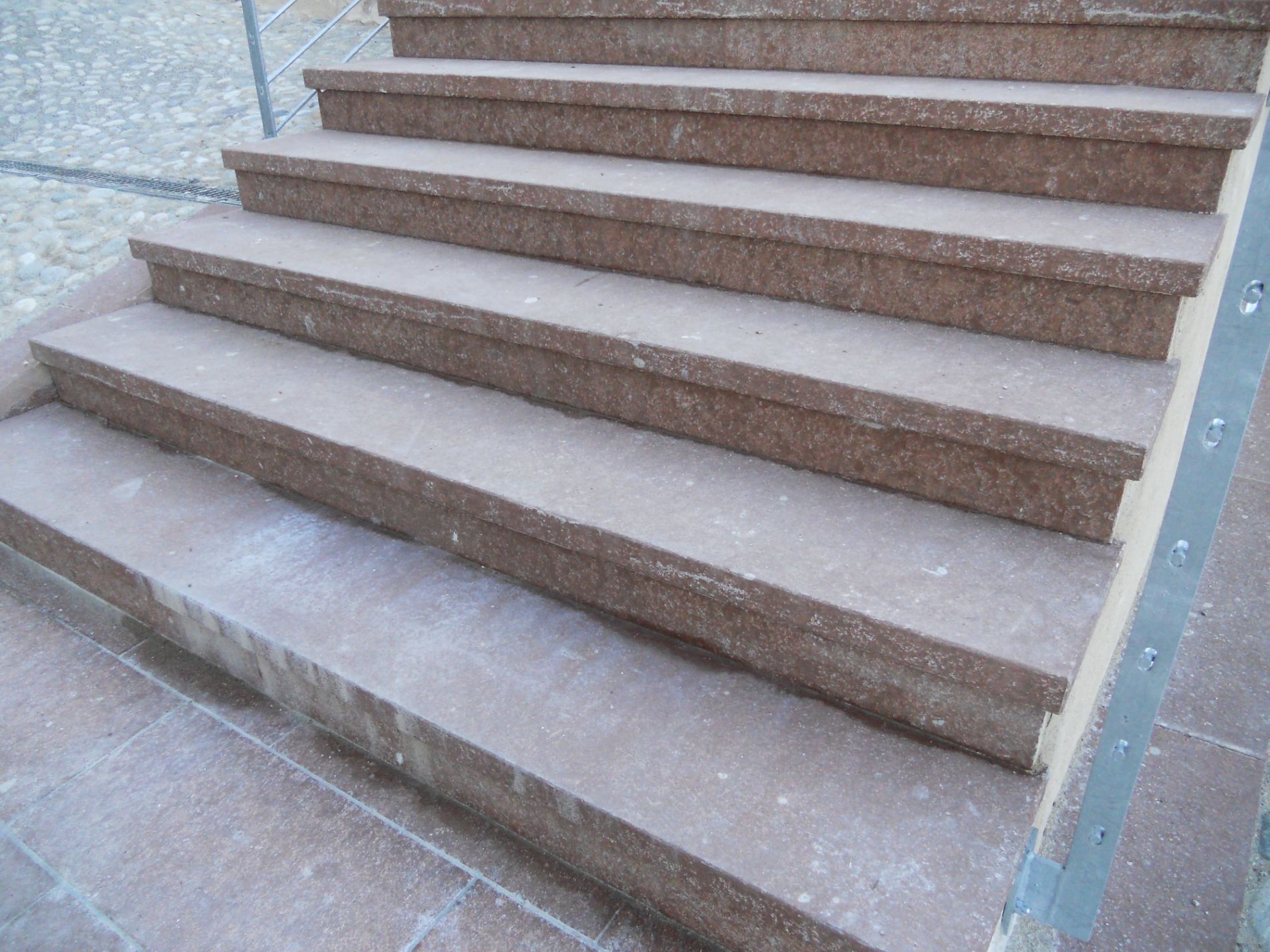 Gradini esterni in pietra Rosso Secca