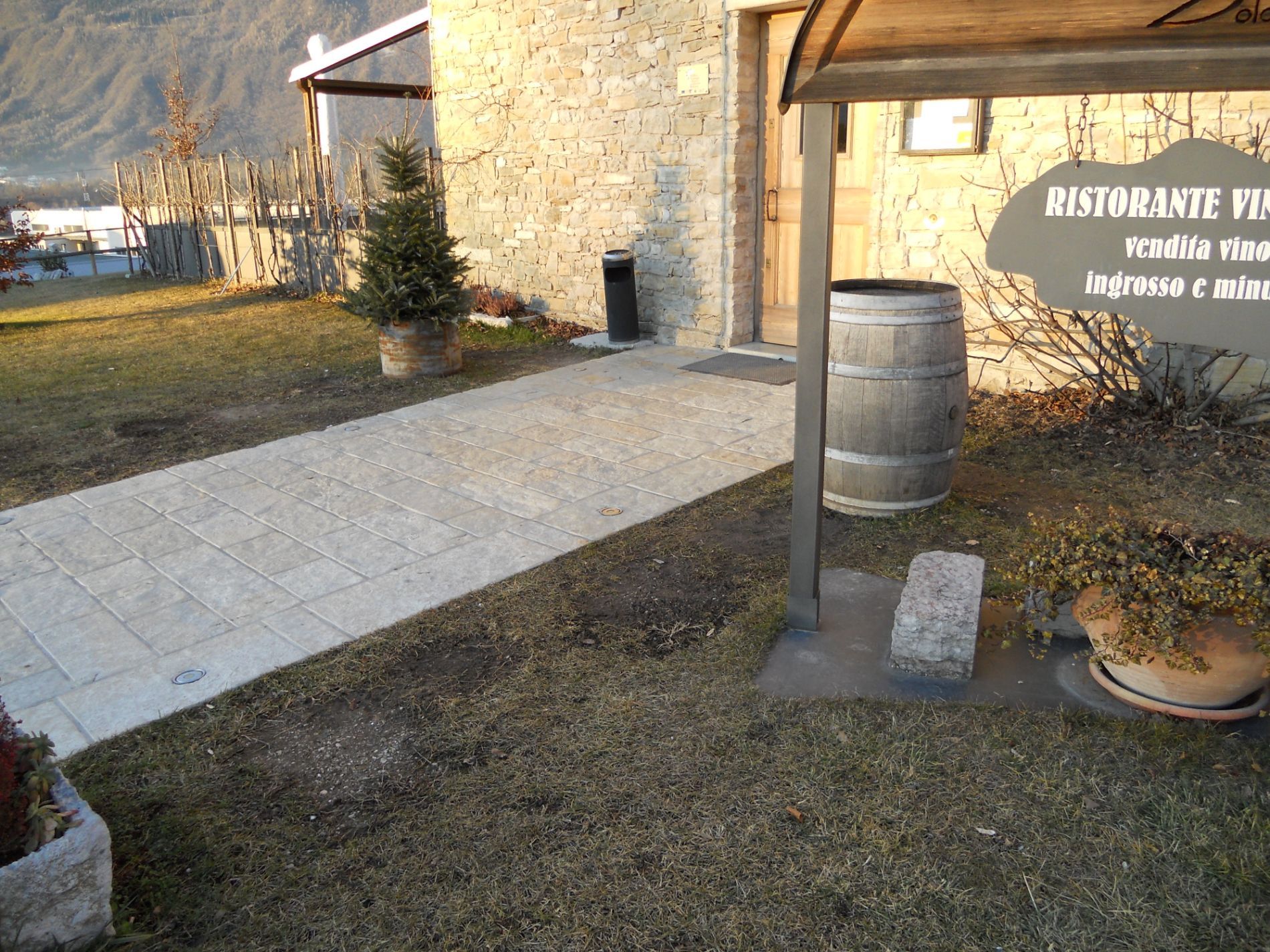 Vialetto di accesso a un ristorante in pietra di Cugnan