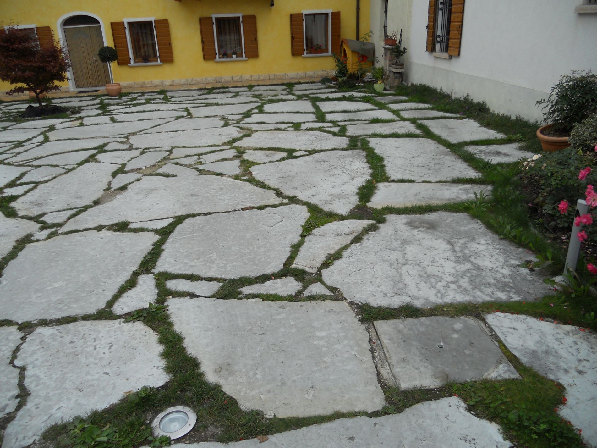 Corte di complesso edilizio in pietra di Cugnan