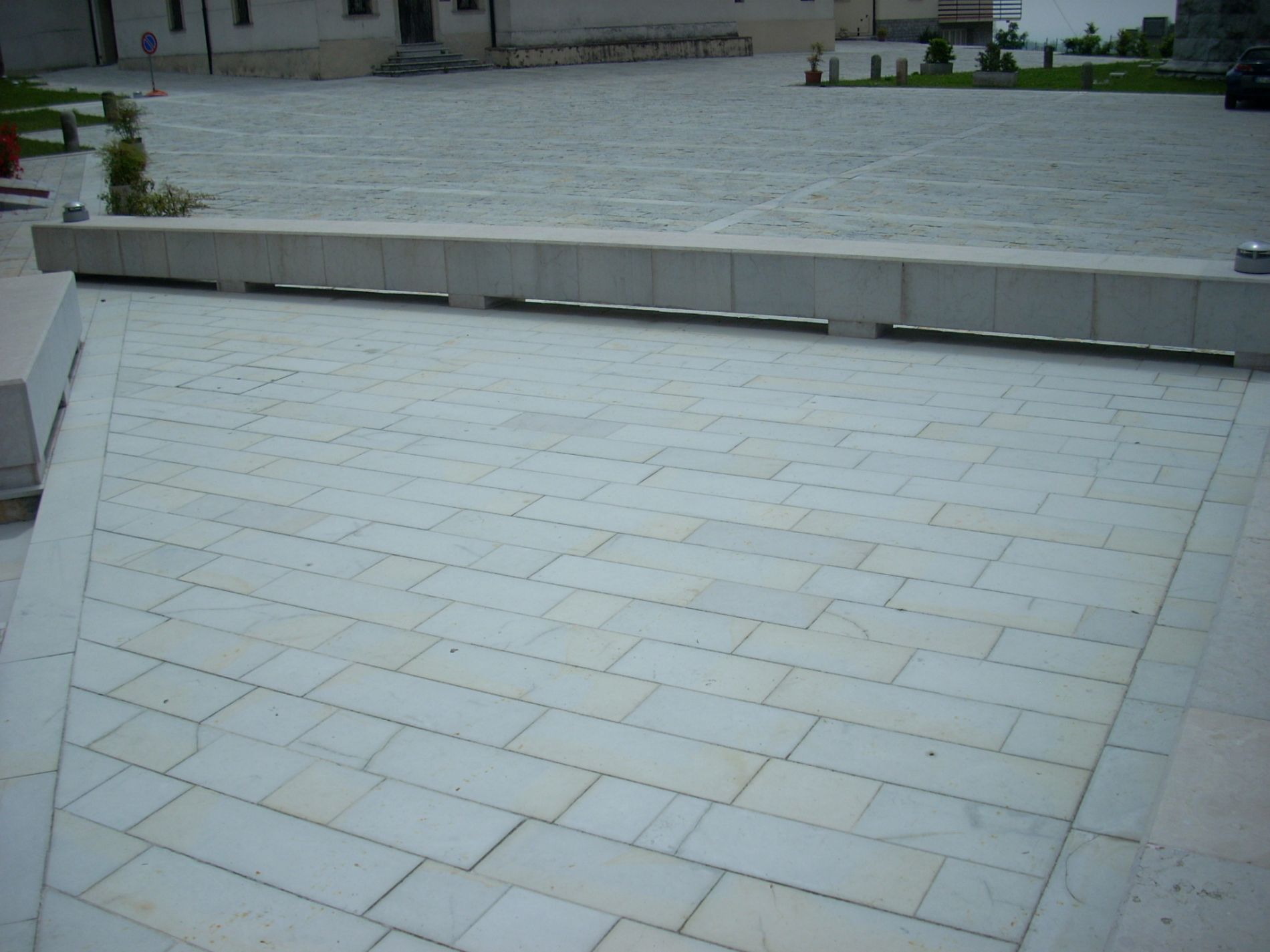 Pavimentazione di una piazza in pietra di Cugnan