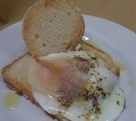 Bruschetta con salumi e formaggi siciliani