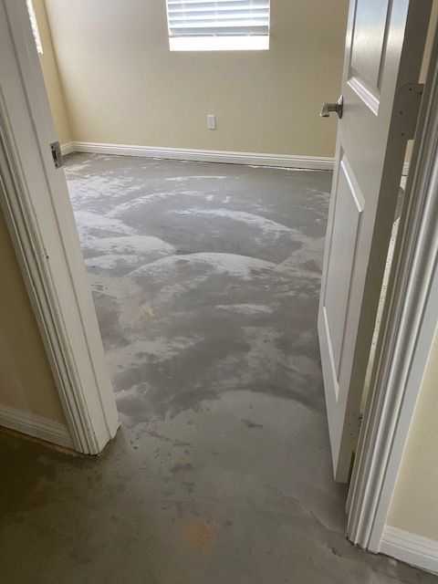 A room with a carpeted floor and a window.