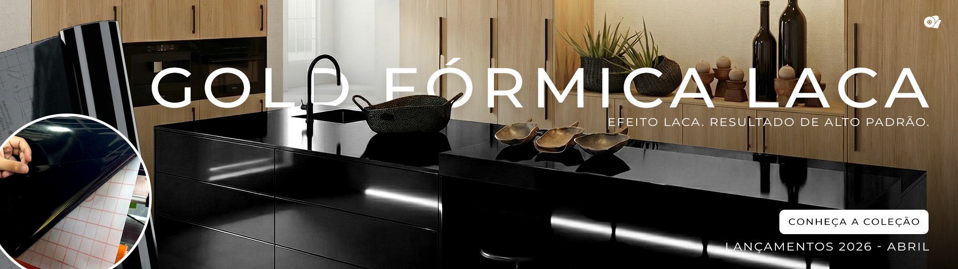 Cozinha minimalista com armários cinza, backsplash de mármore, iluminação sob os armários, pia e planta em vaso.