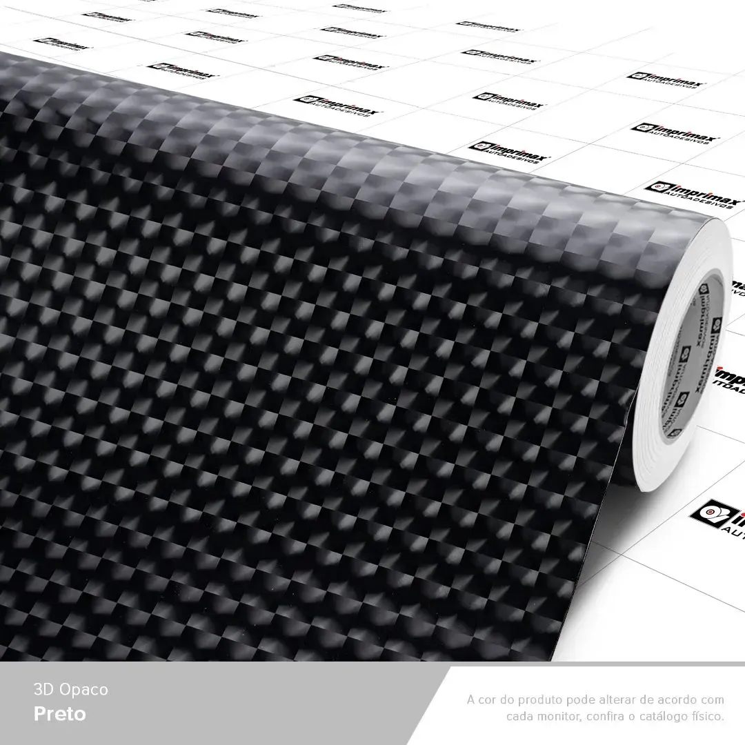 Um rolo de vinil adesivo preto com textura de fibra de carbono 3D, mostrado em ângulo contra um fundo quadriculado branco.