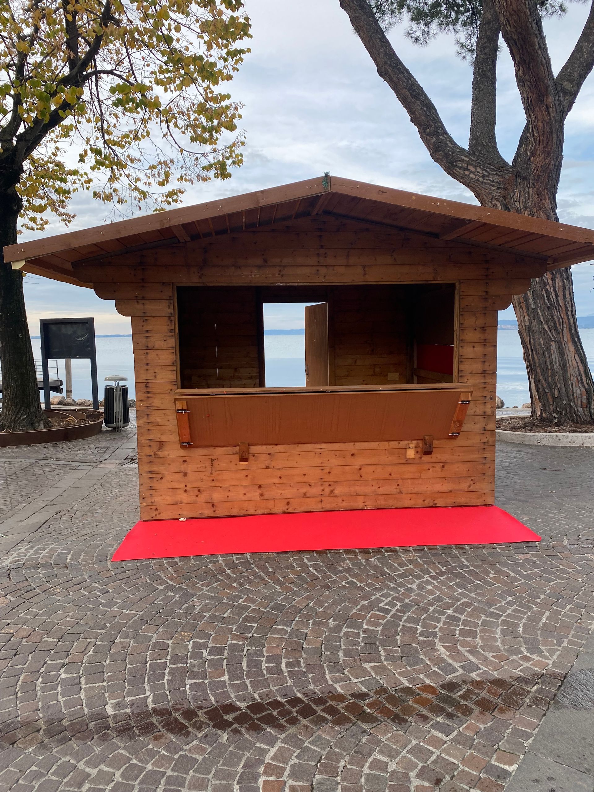 Una piccola capanna di legno è seduta su un tappeto rosso