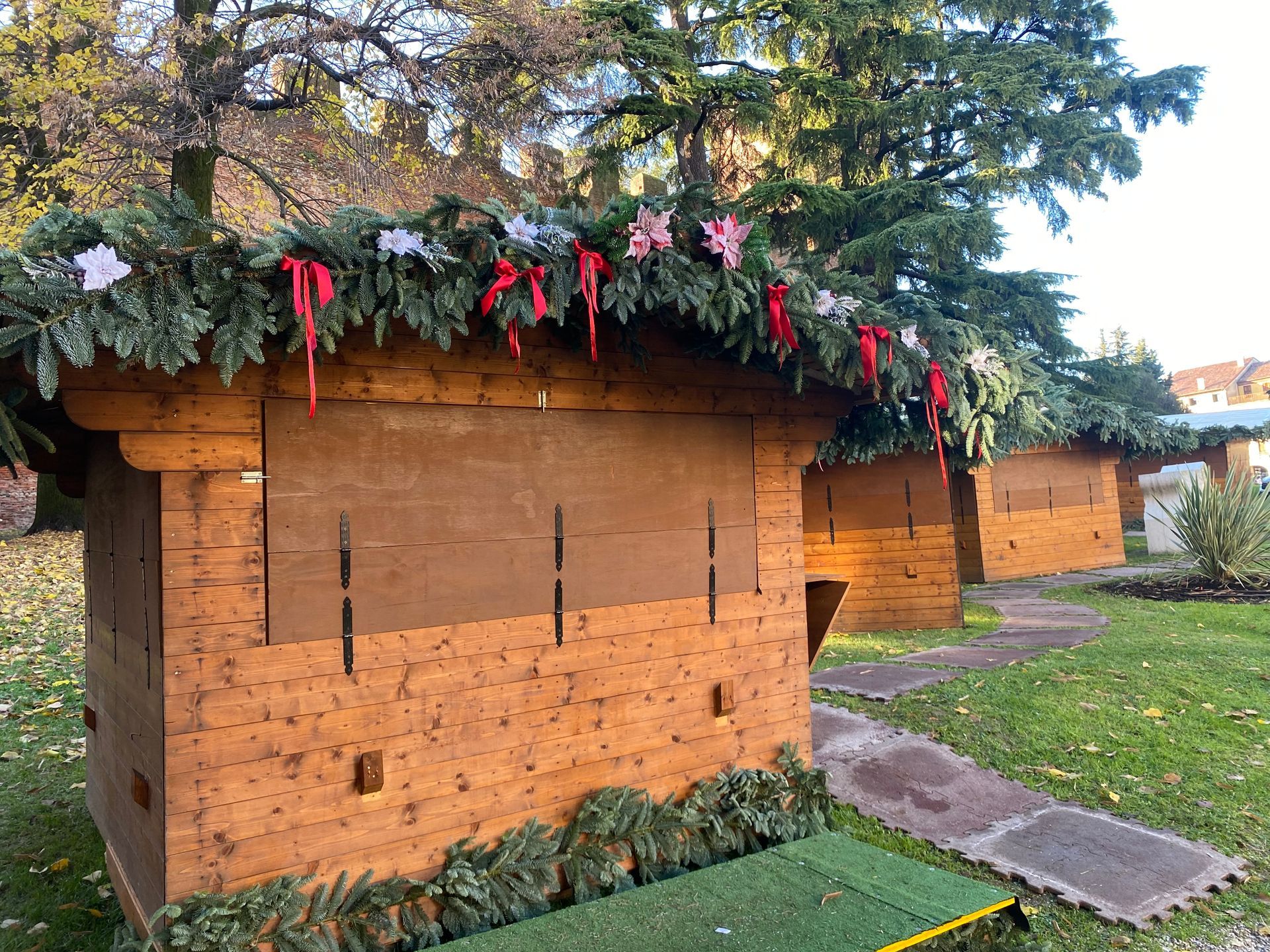 Una baracca di legno con un albero di Natale sullo sfondo.