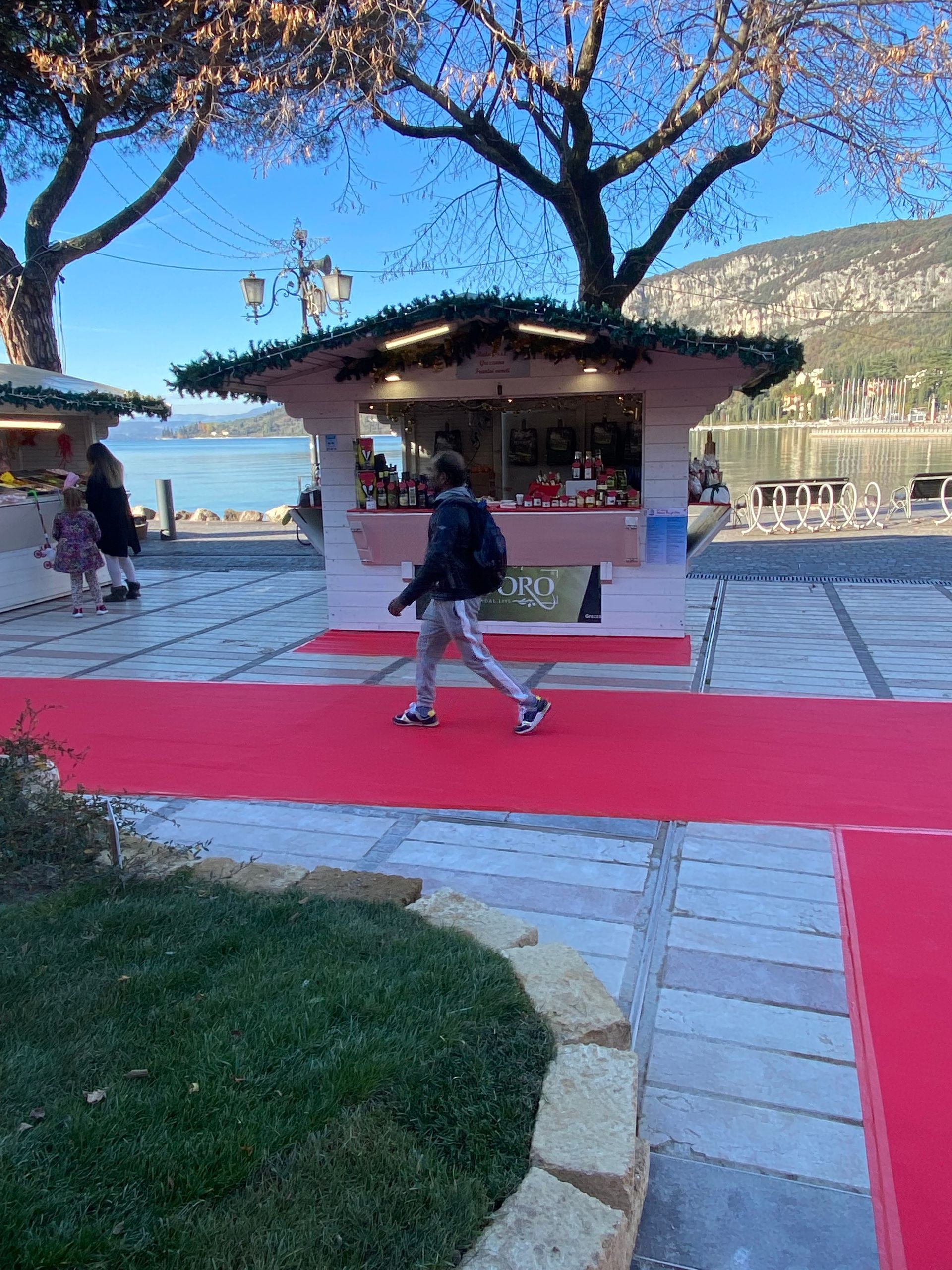 Una persona cammina su un tappeto rosso davanti a un chiosco.