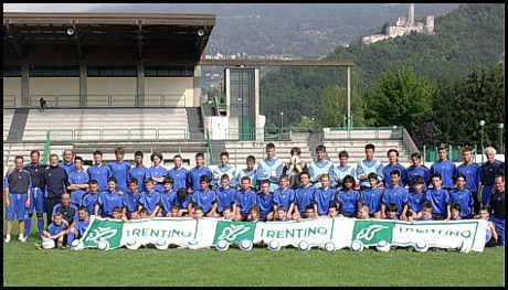 Una squadra di calcio trentina posa per una foto