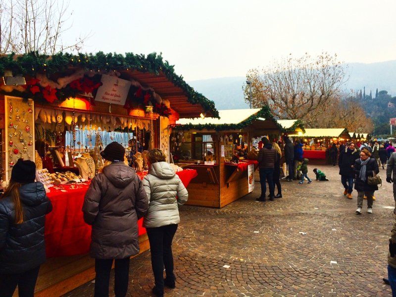 Un gruppo di persone sta facendo acquisti in un mercatino di Natale