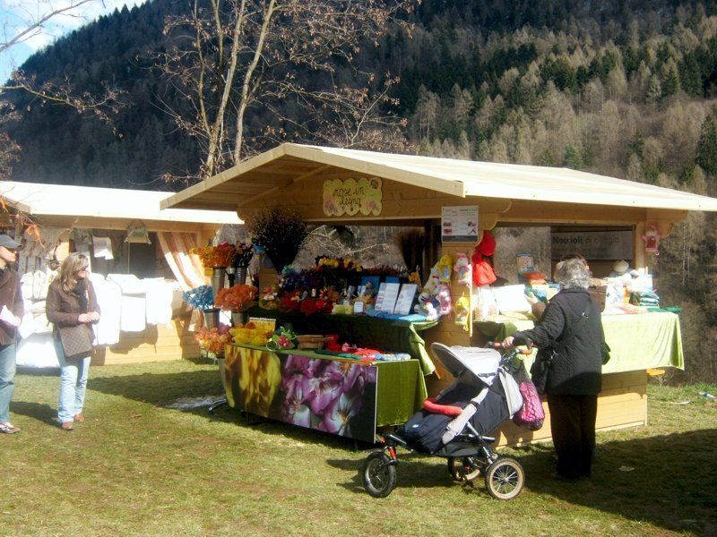 Un passeggino è parcheggiato davanti a uno stand con la scritta 