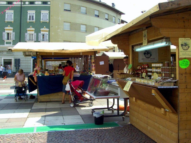 Un cartello verde su un edificio di legno con la scritta 