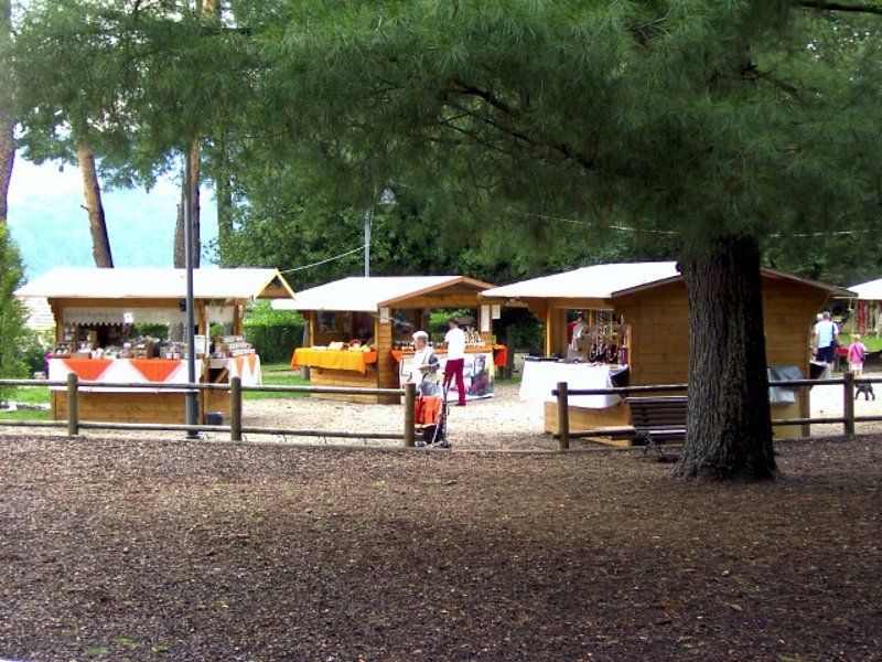 Un gruppo di persone in piedi davanti a una staccionata di legno