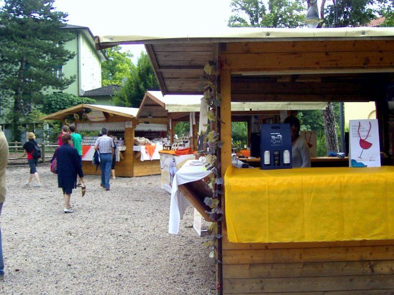 Un chiosco di legno con una tovaglia gialla sopra