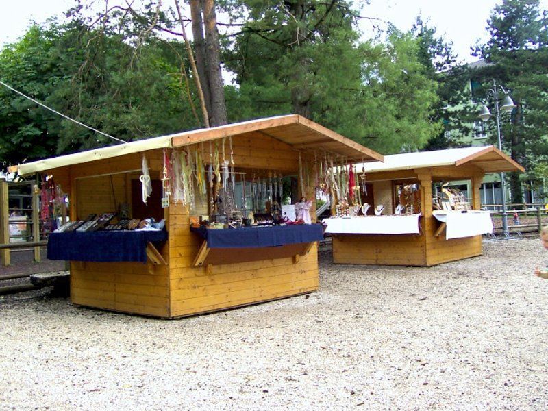 Una fila di capanne di legno con una tovaglia blu