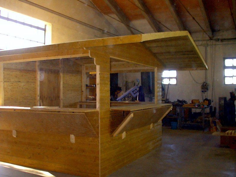 Una struttura in legno viene costruita in un edificio