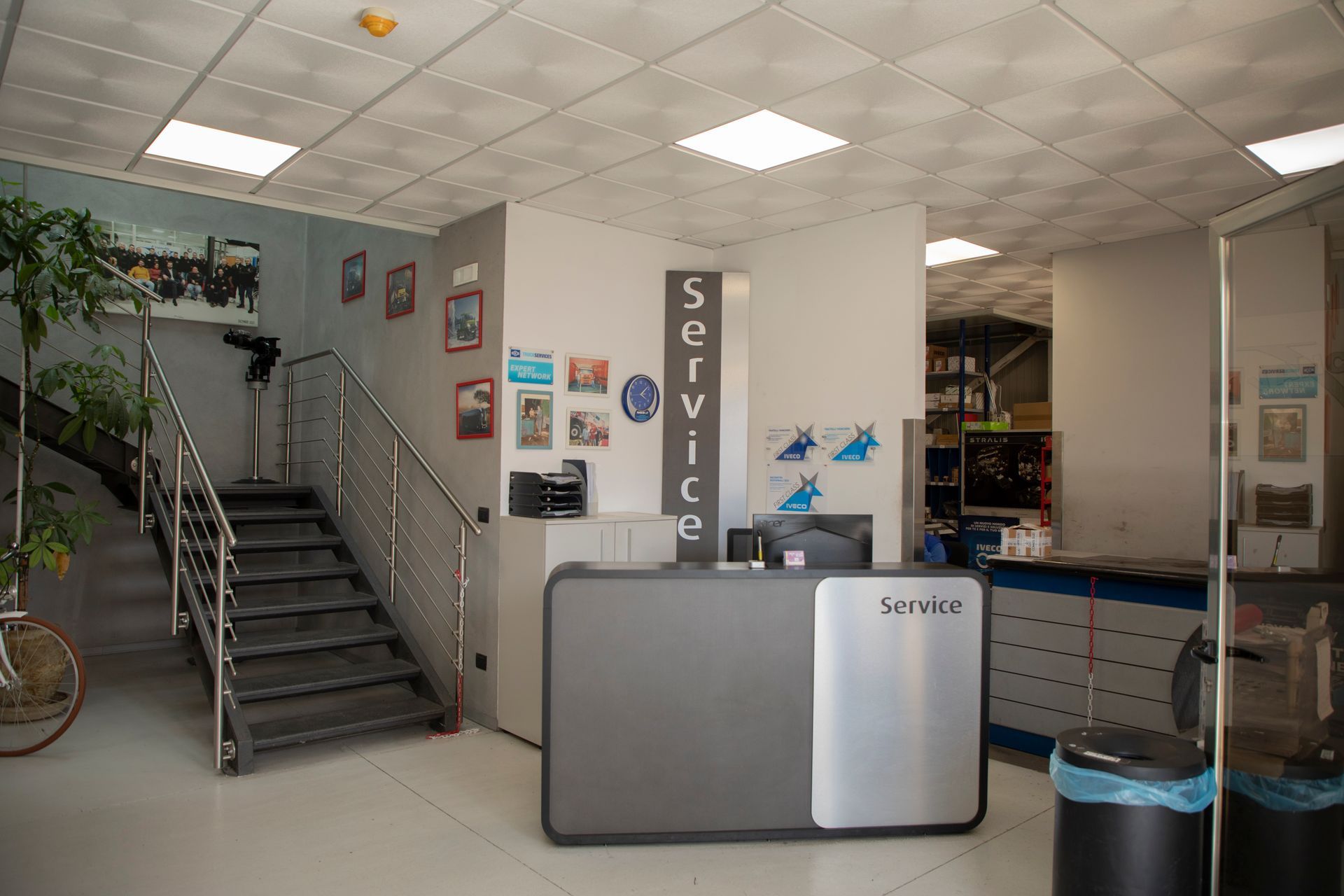 Area reception con scrivania, scale e cartello