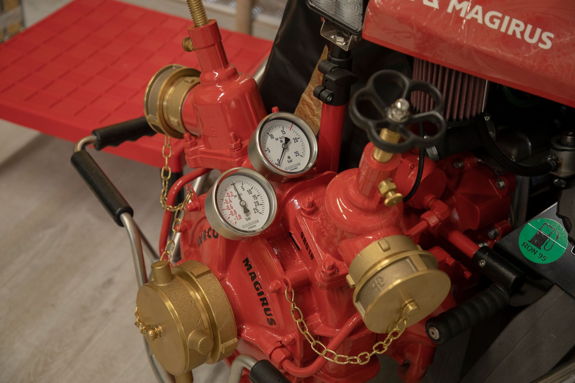 Pompa antincendio rossa e oro con manometri.