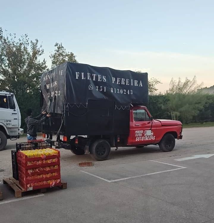Un camión de la flota de Pereira está estacionado en un estacionamiento