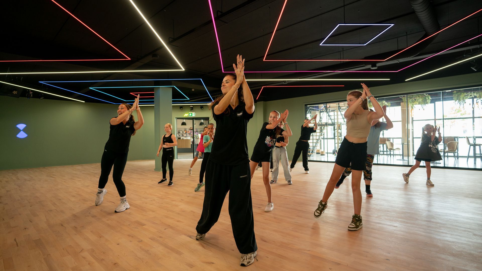 Een groep mensen danst op een dak.